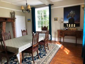 奇切斯特Apuldram Manor farm的一间带桌椅和窗户的用餐室