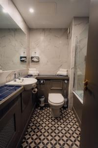 邓多克皇家酒店的一间浴室
