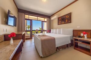 塞古罗港奎塔多索海滩酒店的一间卧室设有一张大床和一个大窗户