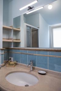 波尔图圣乔治B&B Borgo Marinaro的一间带水槽和镜子的浴室