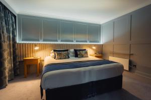 邓多克邓多克皇家酒店的一间卧室配有一张带蓝色橱柜的大床
