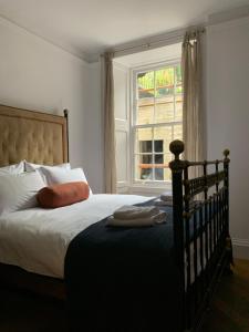 爱丁堡Royal Bolthole的一间卧室设有一张床和一个窗口