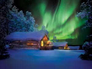 萨利色尔卡卡克斯劳塔宁阿克蒂克度假酒店 - 圆顶小屋和小木屋的天空中光辉灿烂的小屋的图片