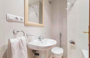 佩戈雷格酒店的一间带水槽、卫生间和镜子的浴室