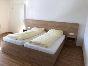 法伦茨豪森Fischerhof的一张床上有两个枕头的房间