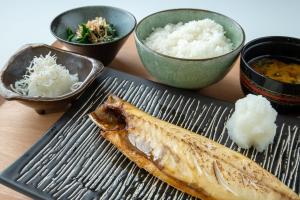铫子市Sunrise Choshi的饭和鱼的盘子