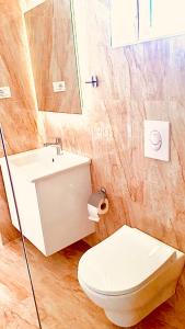 VunoVilla Filip的浴室配有白色卫生间和盥洗盆。
