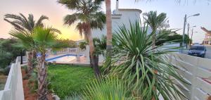 卡拉郫* Casa del Diamante - Meer- und Buchtblick VILLA *的棕榈树房屋的阳台享有风景。