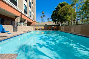 洛杉矶洛杉矶机场快捷假日酒店的一座建筑中的酒店的游泳池