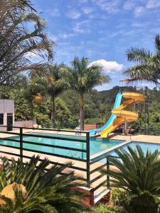 阿蒂巴亚Recanto Julubi Atibaia的度假村内带滑梯的游泳池