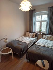 莱格尼察Lemuria Hostel Szkolna centrum的一间卧室配有两张床和吊灯。