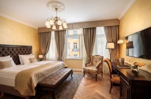 奥帕提亚Villa Abbazia - Liburnia的配有一张床和一张书桌的酒店客房