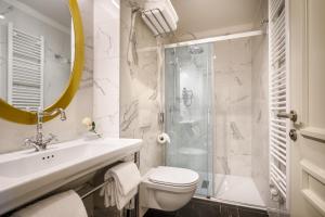奥帕提亚Villa Abbazia - Liburnia的浴室配有盥洗盆、卫生间和淋浴。
