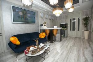 哈尔科夫Hotel "Mandarin Clubhouse"的客厅配有蓝色的沙发和桌子