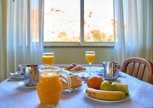 拉博雷鲁堡米拉卡斯特酒店的一张桌子上放着橙汁和水果