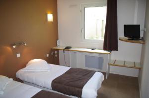 韦尼雪穆林温特酒店的酒店客房设有两张床和窗户。