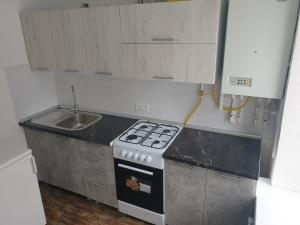 索罗卡Apartament in chirie Moldova or.Soroca的小厨房配有炉灶和水槽