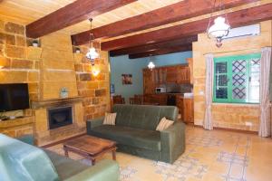 圣劳伦斯Prickly Pear Holiday Home No. 3的带沙发和壁炉的客厅