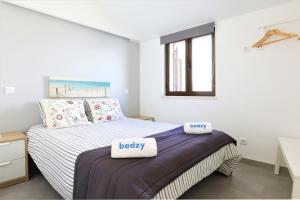 阿尔布费拉Vila - Mar - Private outdoor Jacuzzi - wifi & airco - by bedzy的一间卧室配有一张带两个枕头的床