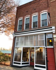 库尔佩珀249号套房酒店的红门和窗户的砖砌建筑