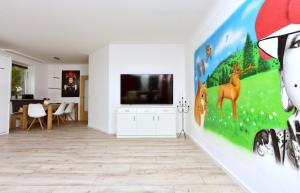 伦茨基希Bollenhut 7的客厅设有壁挂式平面电视。