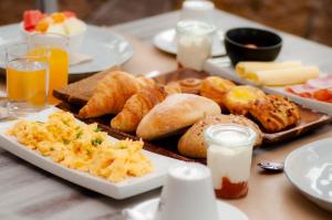 比拉夫洛尔Hotel El Tejar & Spa的餐桌上摆放着早餐食品和饮料