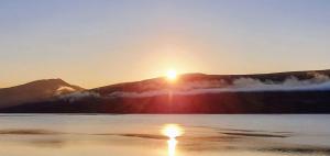 因弗雷里Rudha-na-Craige的山 ⁇ 的湖面日落