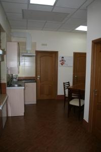 第聂伯罗Bike Hostel Dnepr的一间带桌子的厨房和一间餐厅