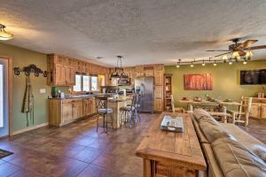 布恩Comfy Ranch Apartment in New River Stables!的厨房以及带沙发和桌子的客厅。