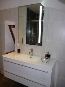 圣乌尔Le Gîte de L'Ours的一间带水槽和镜子的浴室