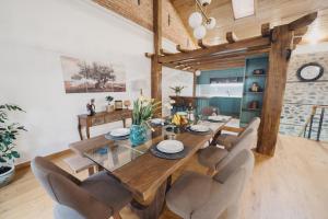 卡瓦拉Elia City House的一间带木桌和椅子的用餐室