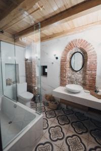 卡瓦拉Elia City House的一间带水槽、卫生间和淋浴的浴室