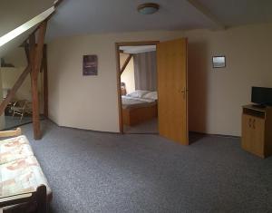 图尔诺夫克拉里塞克酒店的一间卧室配有双层床,另一扇门通往客房