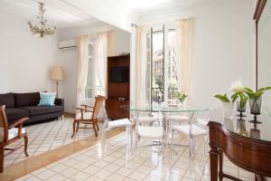 巴塞罗那穆塔纳尔酒店的客厅配有玻璃桌和椅子