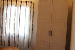 阿沃拉Villa Costanzo al mare的卧室配有白色橱柜和窗户。