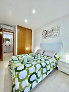 阿尔库迪亚港Samsara Beach的一间卧室配有一张大床,提供绿色和白色的毯子