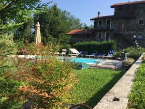 Casale Antico Borgo内部或周边的泳池