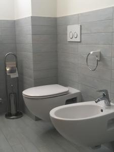 科利科Casale Antico Borgo的浴室配有白色卫生间和盥洗盆。