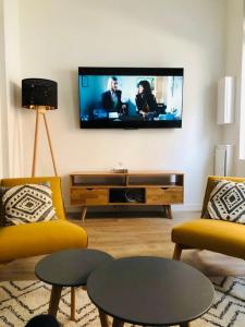 图尔昆Villa Haze的客厅的墙上配有平面电视。