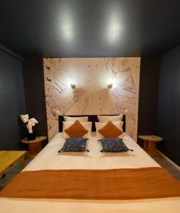 蒙吕松CHARMES EN VILLE Le Charme Poétique的一间卧室配有一张大床和两个枕头