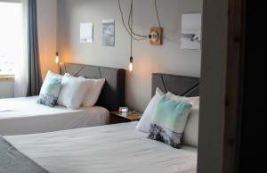 长滩艾迪丽芙特酒店的酒店的客房 - 带两张带枕头的床
