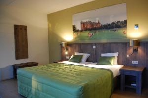 弗利兰威丽横住宿的酒店客房设有一张床,墙上挂有绘画作品