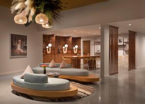 圣罗莎Flamingo Resort & Spa的客厅配有两张沙发和一张桌子