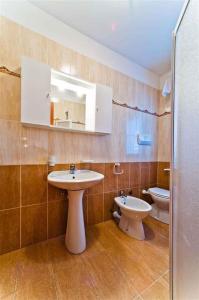 比比翁Apartment in Bibione 24426的一间带两个盥洗盆和卫生间的浴室