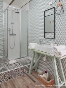 坎布里尔斯Vestal Suites Classic的一间带水槽和淋浴的浴室