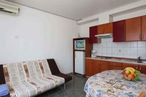 希洛Apartment in Silo/Insel Krk 13441的厨房配有床和水果桌