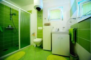 Holiday home in Supetar/Insel Brac 5902的一间浴室