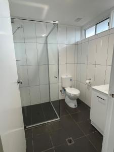 CondobolinAllambie Motel的一间带卫生间和玻璃淋浴间的浴室