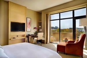 鄂尔多斯鄂尔多斯皇冠假日酒店的酒店客房设有一张床和一个大窗户