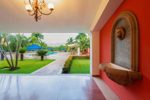 科马亚瓜Hotel Santa Maria de Comayagua的客房享有游泳池和长凳的景致。